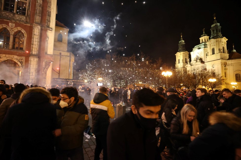 Praha sice omezila používání zábavné pyrotechniky, vyhláška ale neplatí na celém území hlavního města a někteří navíc odpalují rachejtle v centru města i přes zákaz