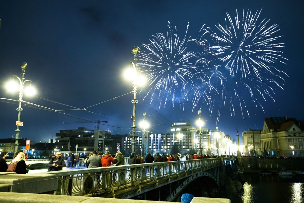 Praha sice omezila používání zábavné pyrotechniky, vyhláška ale neplatí na celém území hlavního města a někteří navíc odpalují rachejtle v centru města i přes zákaz