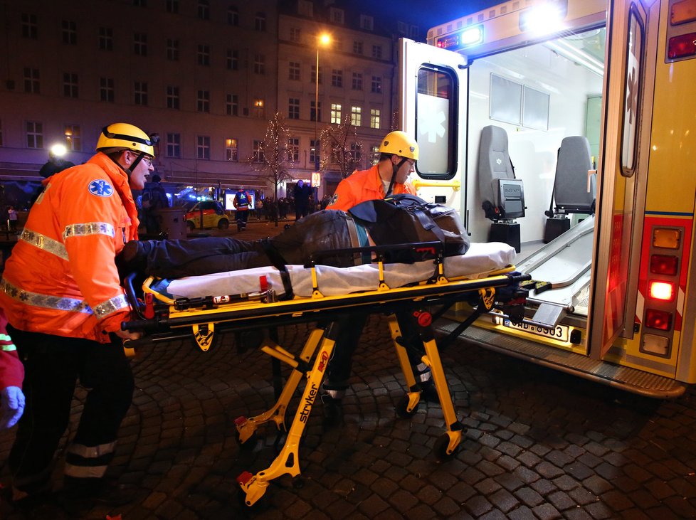 Záchranáři museli během silvestrovských oslav v Praze zasahovat.