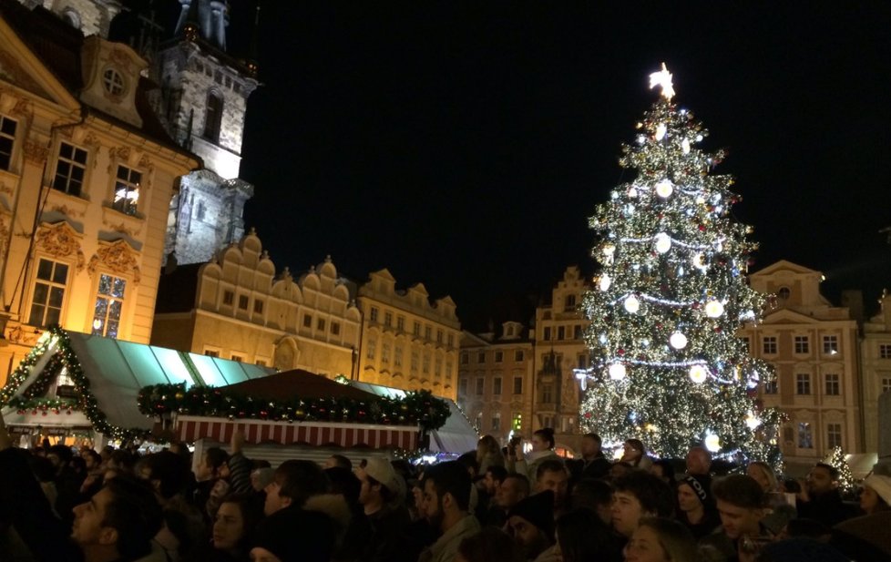 Silvestr v Praze: Takhle to vypadalo na Staroměstském náměstí.