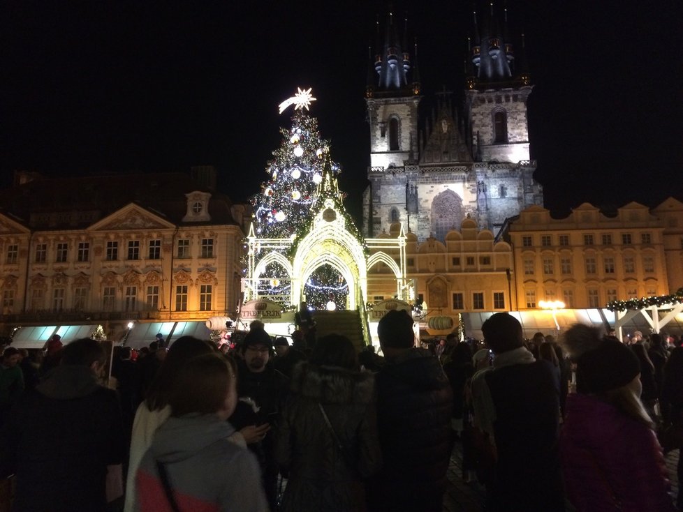 Takhle se slavil silvestr na Staroměstském náměstí.