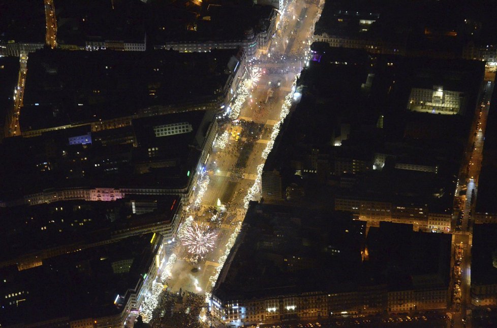 Takhle Letecká služba Policie ČR zachytila silvestrovské oslavy v hlavním městě.