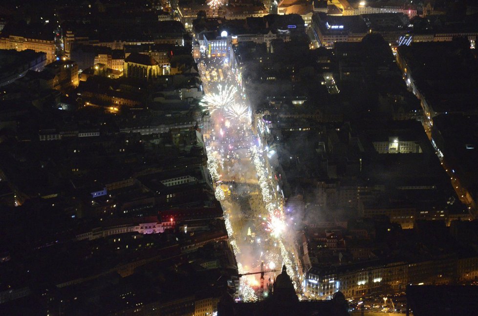 Takhle Letecká služba Policie ČR zachytila silvestrovské oslavy v hlavním městě.