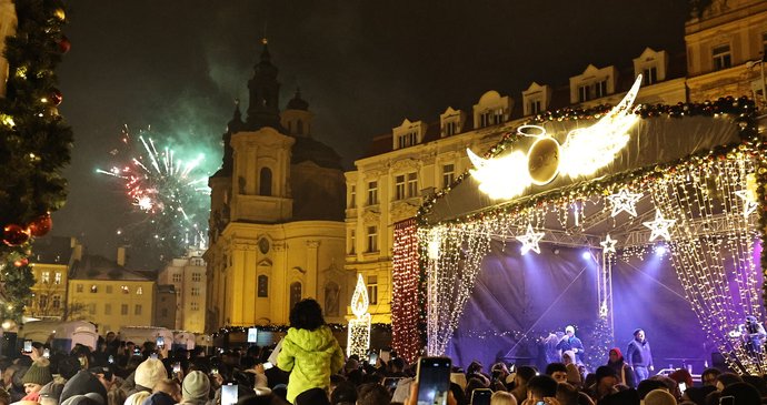 Silvestr ONLINE: Česko slaví nový rok. V Praze bouchá pyrotechnika i přes zákazy