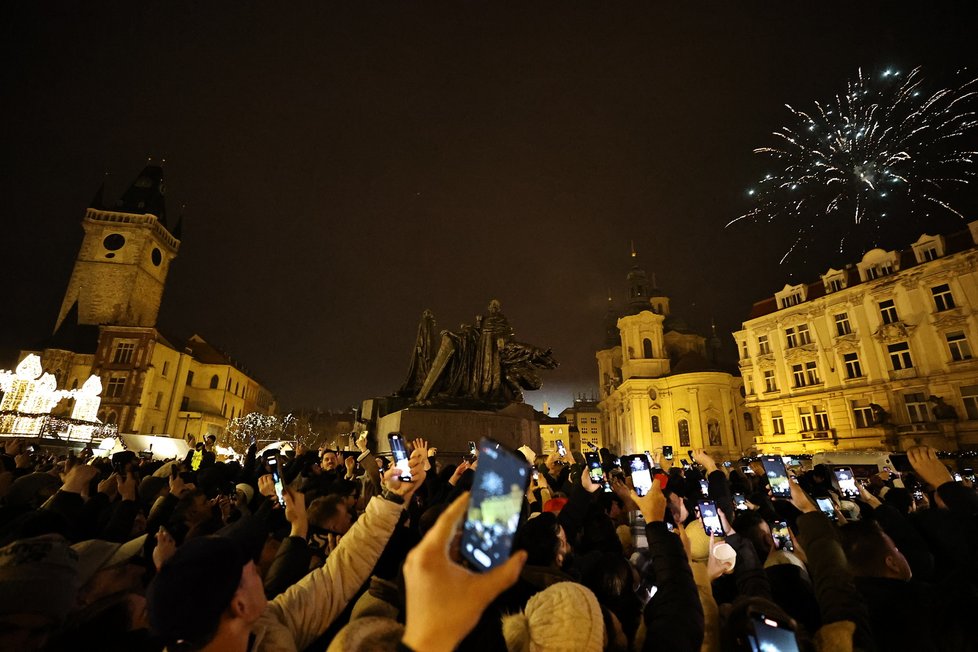 Takhle se na Staroměstském náměstí slavil příchod nového roku 2024.