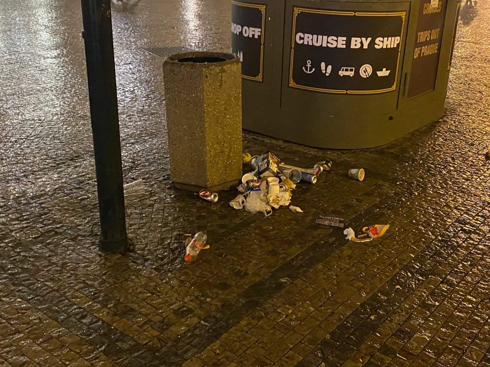 Oslavy silvestra v Praze 2023: Kolem desáté hodiny v centru Prahy začaly přetékat některé odpadkové koše.