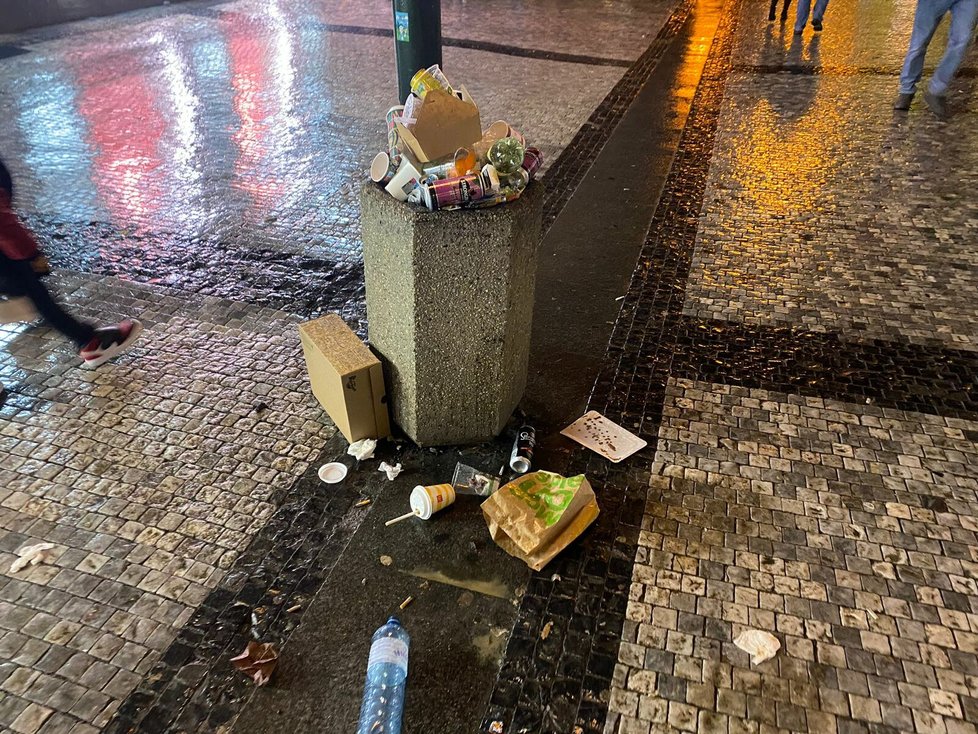 Oslavy silvestra v Praze 2023: Kolem desáté hodiny v centru Prahy začaly přetékat některé odpadkové koše.