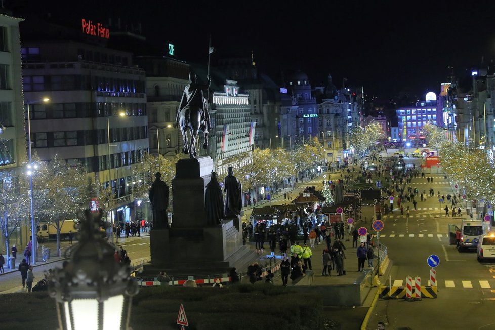 Silvestr 2021: Příchod nového roku na Václavském náměstí v Praze (31.12.2021)