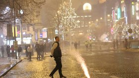 Mladík odpálil petardu na Václavském náměstí.