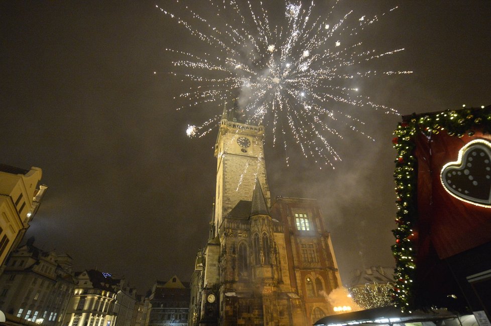 Silvestrovský ohňostroj na Staroměstském náměstí.