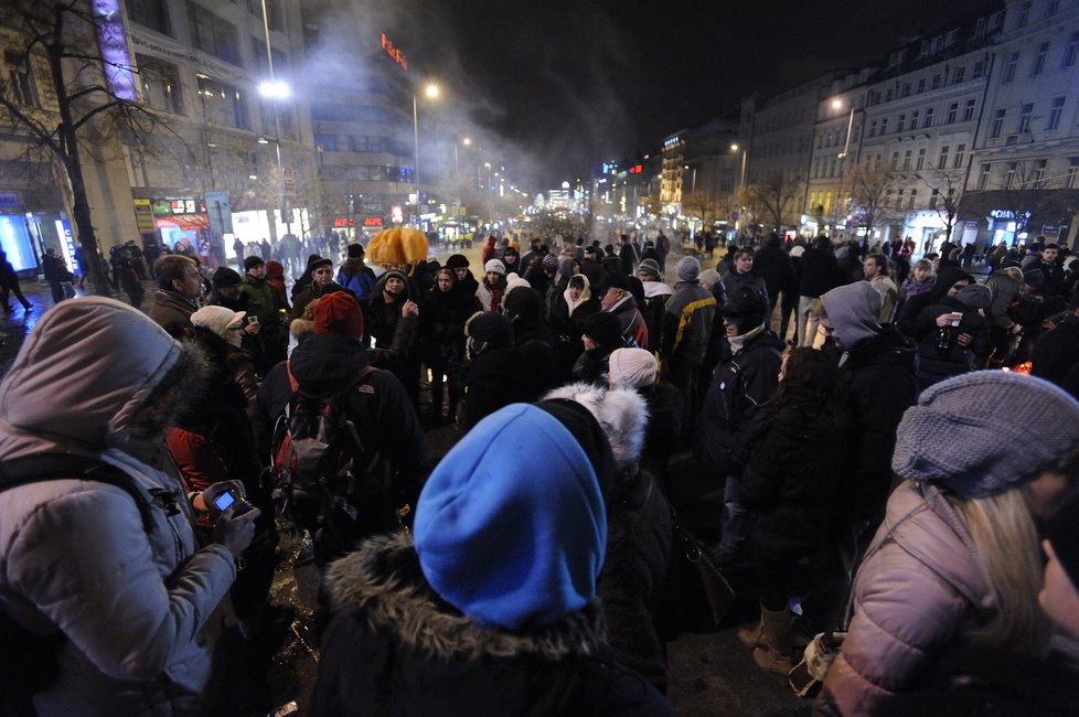 Václavské náměstí bylo plné lidí, kteří si přišli hromadně užít silvestrovské oslavy