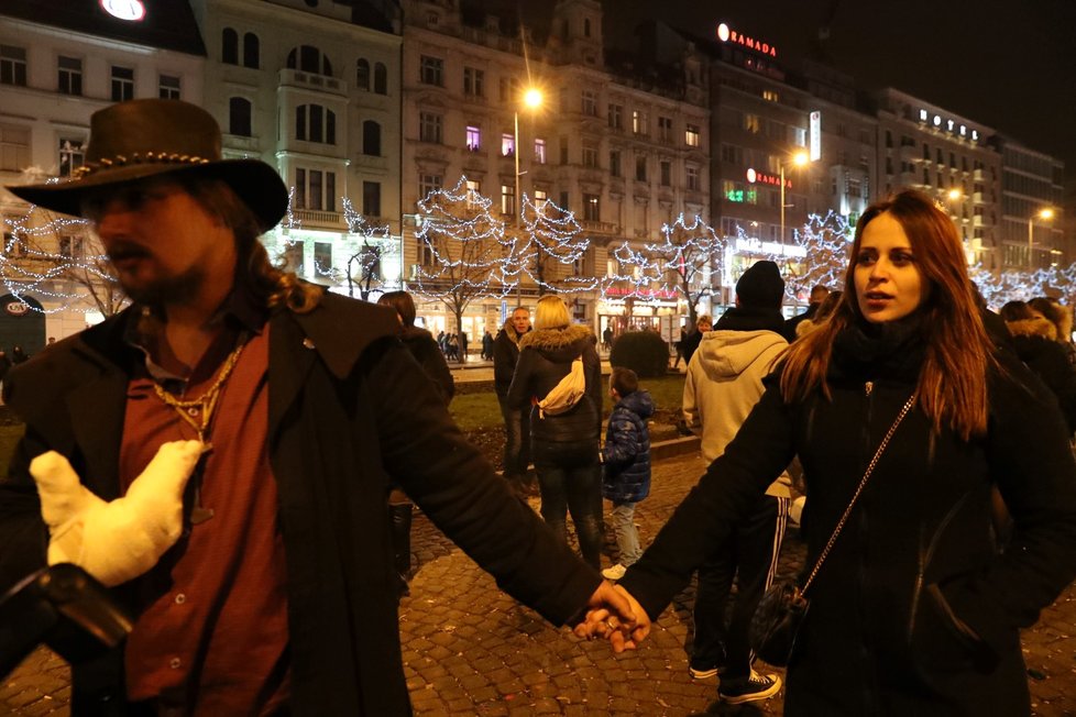 Silvestr 2019: I takto může vypadat oslava. Muž má zraněnou ruku.