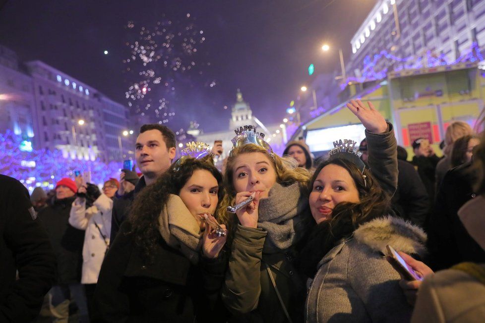 Silvestr 2019: Pražské Václavské náměstí se proměnilo v menší „válečnou“ zónu. Lidé odpalují stovky petard a rachejtlí. Nad Prahou bují ohňostroje.