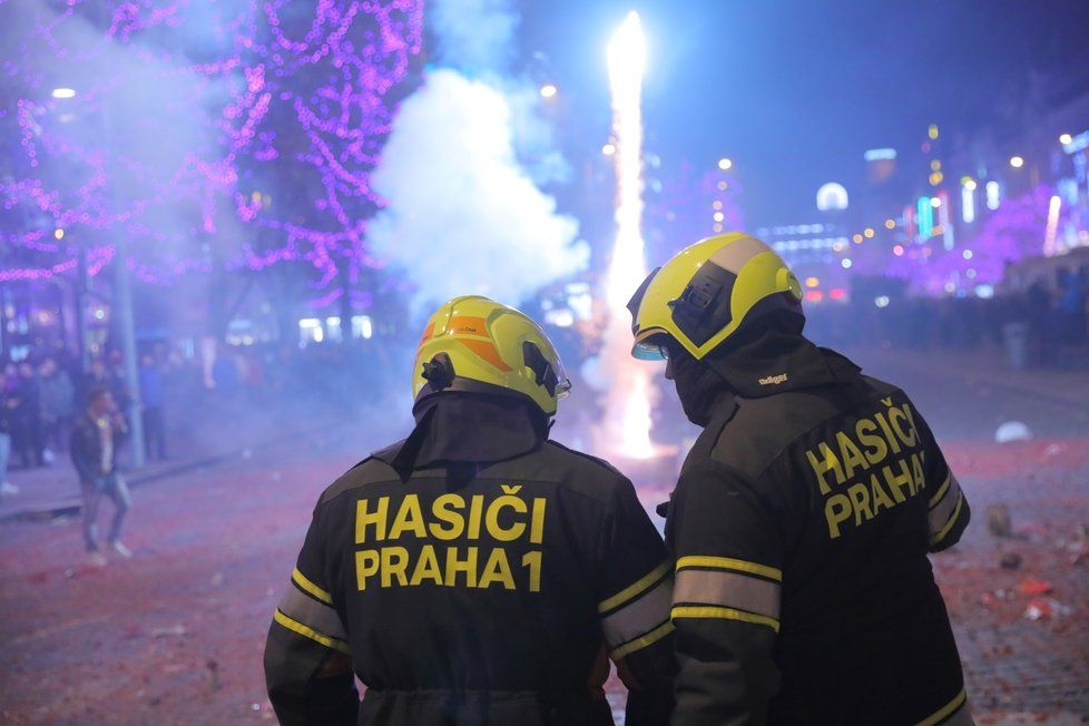 Lidé slaví příchod nového roku. Česko vstoupilo do 2020