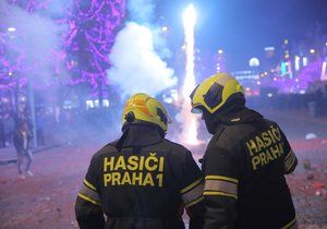 Lidé slaví příchod nového roku. Česko vstoupilo do 2020.