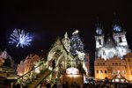 Silvestr 2019: Pražské Václavské náměstí se proměnilo v menší "válečnou" zónu. Lidé odpalují stovky petard a rachejtlí. Nad Prahou bují ohňostroje