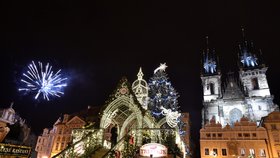 Silvestr 2019: Pražské Václavské náměstí se proměnilo v menší "válečnou" zónu. Lidé odpalují stovky petard a rachejtlí. Nad Prahou bují ohňostroje