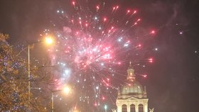 Silvestr 2019: Václavské náměstí se od nočních hodin stalo pomalu neobyvatelné, všude bouchaly petardy a lidé zapalovali ohňostroje.