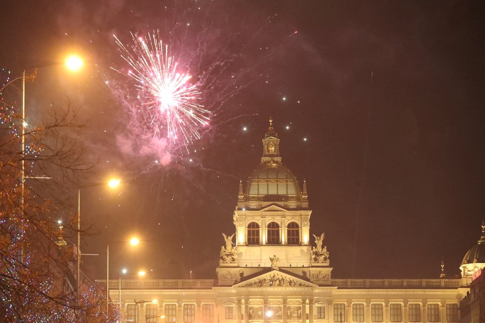 Silvestr 2019: Pražské Václavské náměstí se proměnilo v menší &#34;válečnou&#34; zónu. Lidé odpalují stovky petard a rachejtlí. Nad Prahou bují ohňostroje