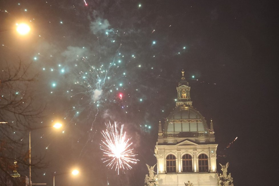 Silvestr 2019: Pražské Václavské náměstí se proměnilo v menší &#34;válečnou&#34; zónu. Lidé odpalují stovky petard a rachejtlí. Nad Prahou bují ohňostroje