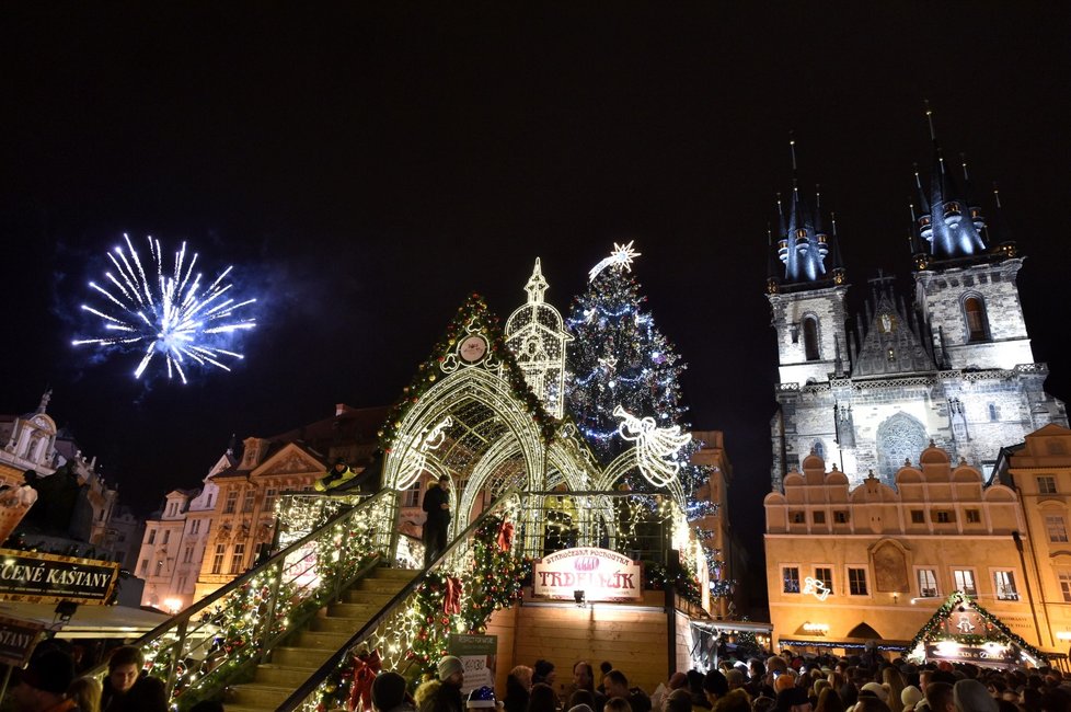 Silvestr 2019: Pražské Václavské náměstí se proměnilo v menší &#34;válečnou&#34; zónu. Lidé odpalují stovky petard a rachejtlí. Nad Prahou bují ohňostroje