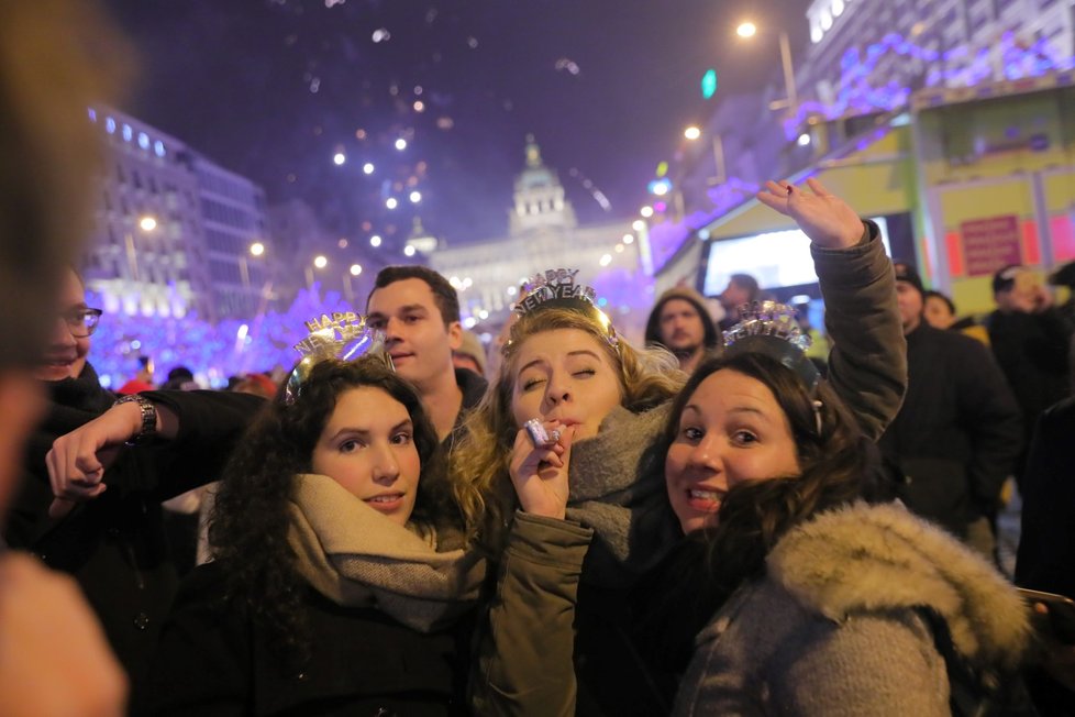 Silvestr 2019: Pražské Václavské náměstí se proměnilo v menší &#34;válečnou&#34; zónu. Lidé odpalují stovky petard a rachejtlí. Nad Prahou bují ohňostroje