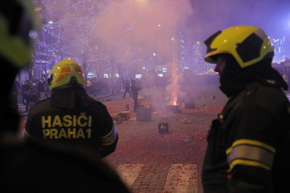 Lidé slaví příchod nového roku. Česko vstoupilo do 2020.