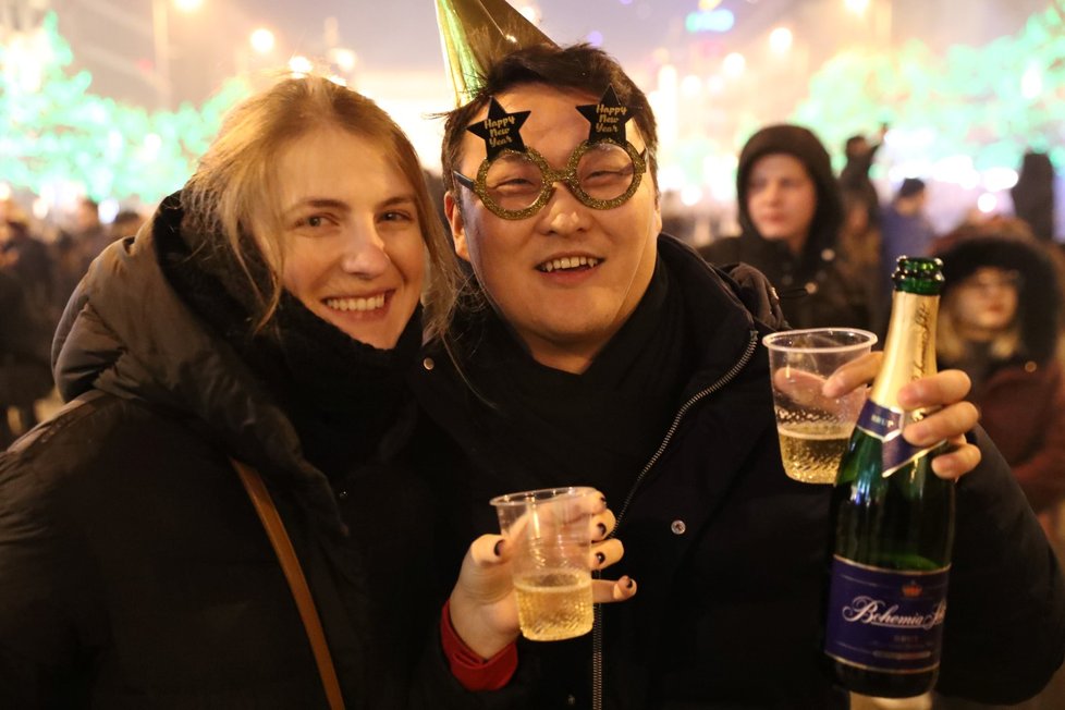 Lidé slaví příchod nového roku. Česko vstoupilo do 2020.