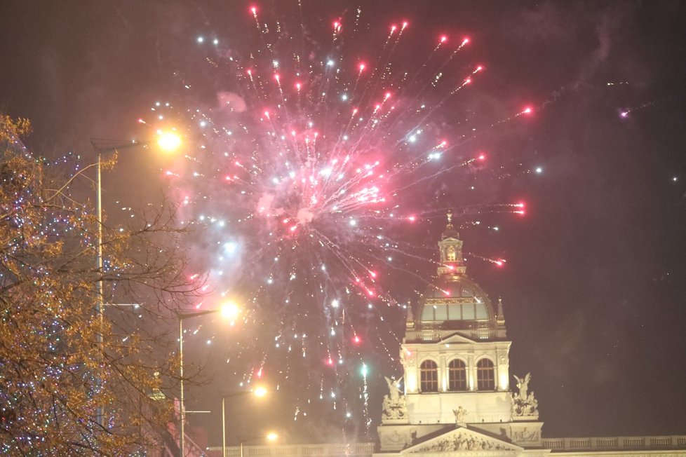 Silvestr 2019: Václavské náměstí se od nočních hodin stalo pomalu neobyvatelné, všude bouchaly petardy a lidé zapalovali ohňostroje