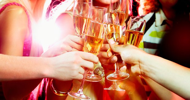 Správné víno může štědrovečerní požitek korunovat. Poradíme, jak vybrat to pravé.