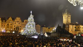 Staroměstké náměstí praskalo ve švech.