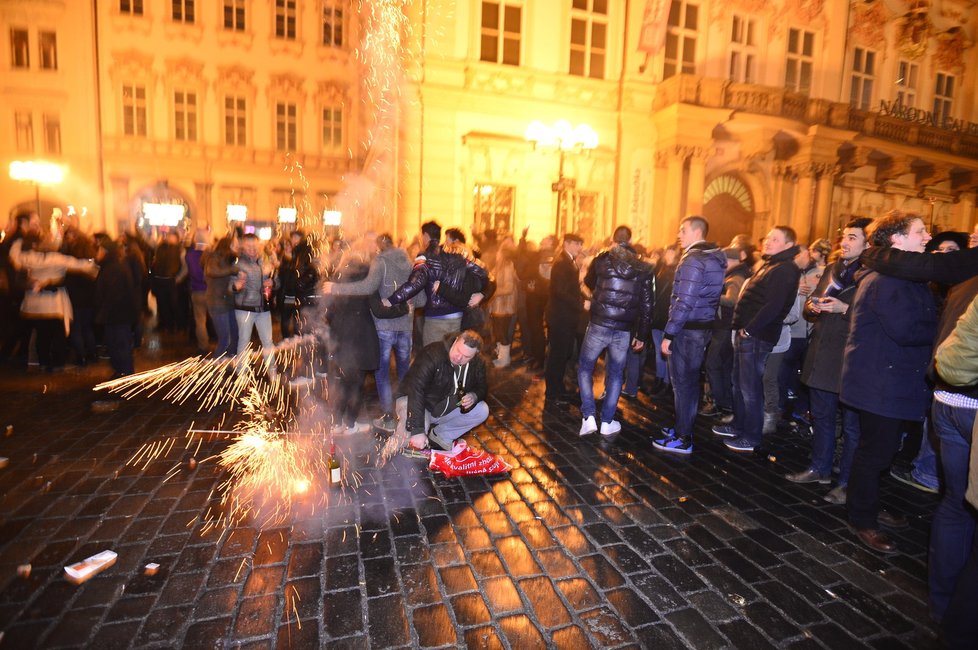 Bouřlivé oslavy v centru Prahy nabídly zajímavou podívanou.