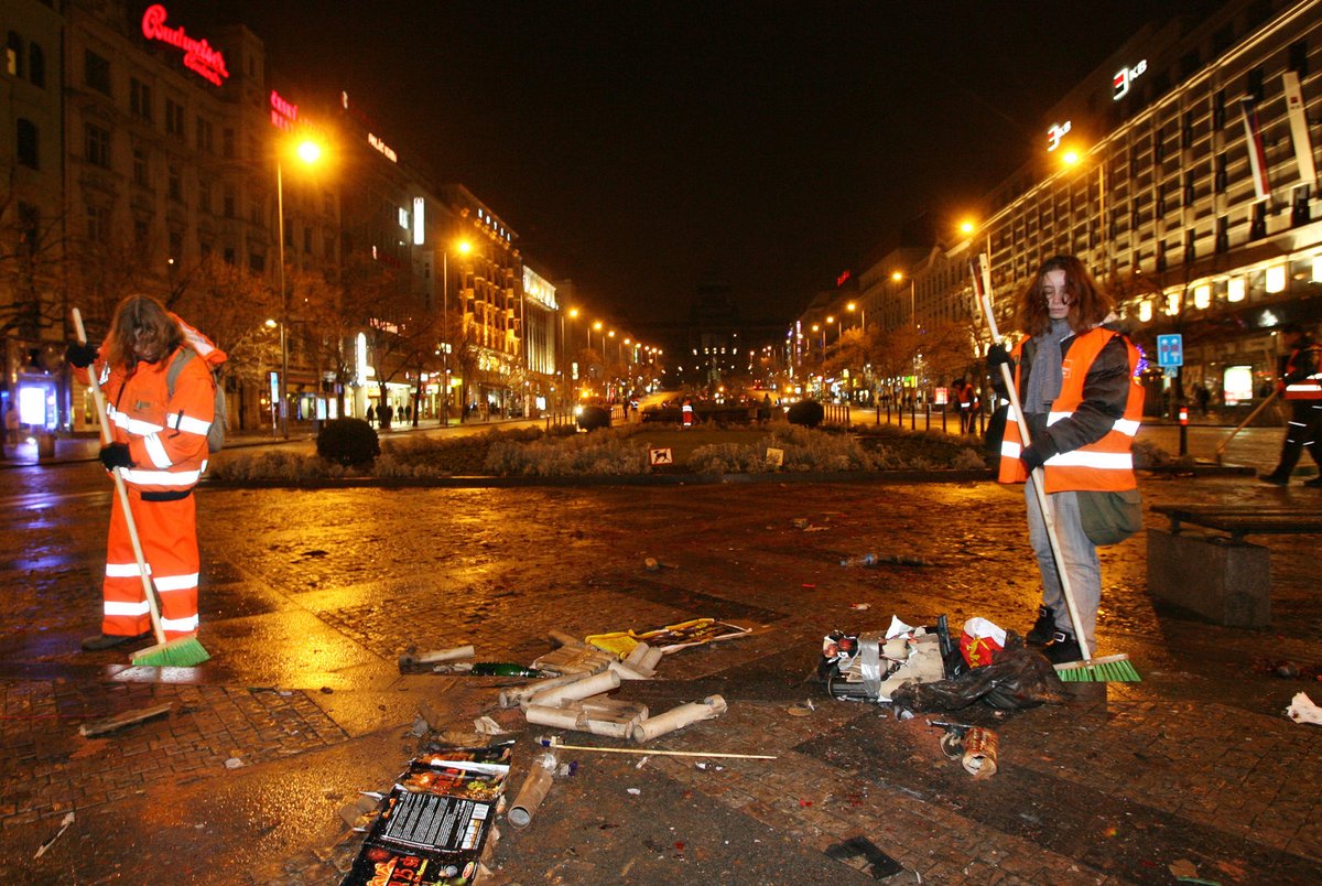 Centrum uklízela stovka metařů několik hodin.