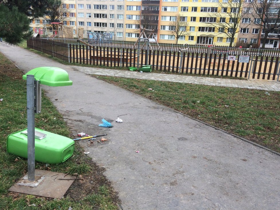 Vyhořelá pyrotechnika, bordel a zdevastované koše na odpadky. I takhle to může vypadat po Silvestru.