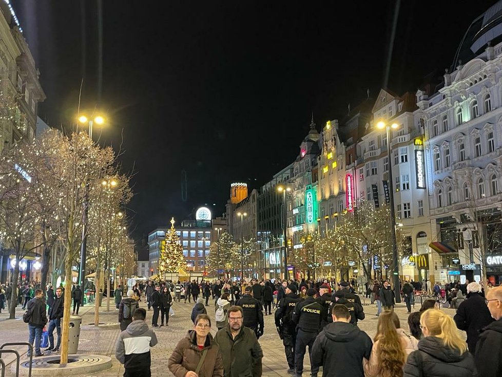 Oslavy silvestra: Situace na Václavském náměstí v 19:00. (31. prosinec 2022)