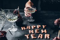 Oslavte nový rok ve velkém stylu: Na jaké doplňky vsadit a co patří na stůl?