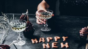 Oslavte nový rok ve velkém stylu: Na jaké doplňky vsadit a co patří na stůl?