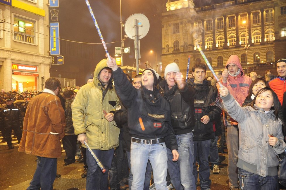 53 Rok Praha GALERIE: Rok 2010 přišel do celého světa. Podívejte se na oslavy nejen ...