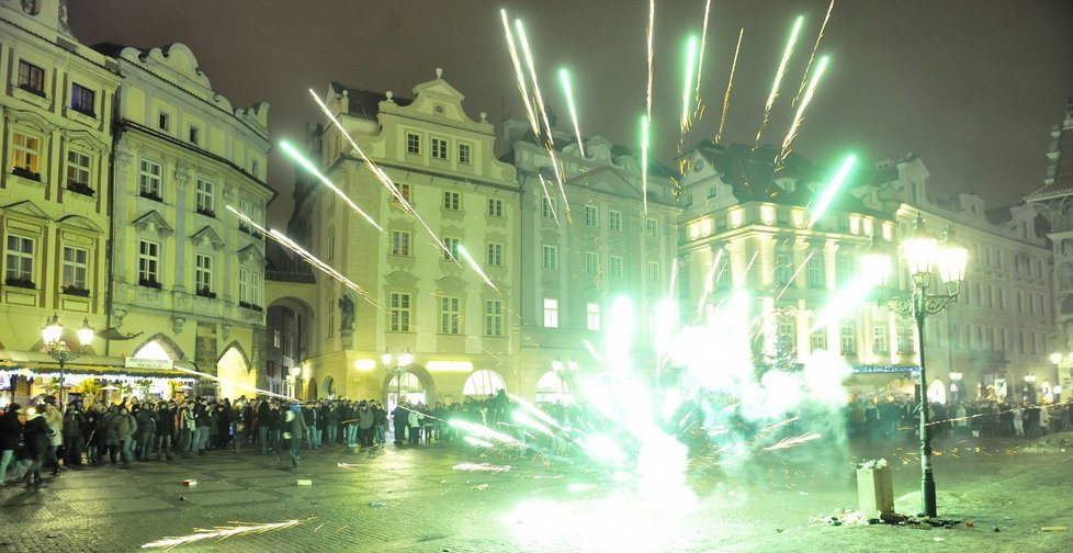 Města rušila tradiční ohňostroje. Češi si poradili sami.