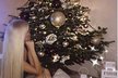 Silvia Kucherenko se svým vánočním stromečkem.