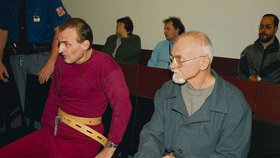 Kott (vlevo) a Kutílek byli odsouzeni na doživotí. Kutílek minulý týden ve vězení zemřel.