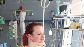 Lékaři v Dětské nemocnici v Brně cvičí se Silvinkou (14) před její další operací.