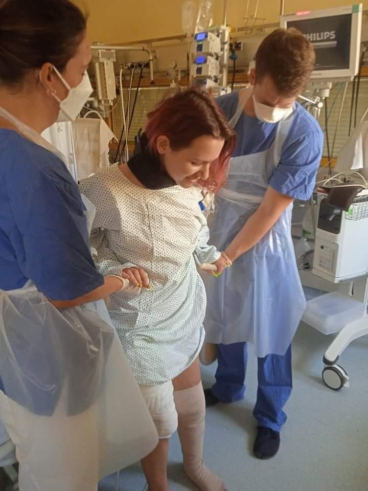 Lékaři v Dětské nemocnici v Brně cvičí se Silvinkou (14) před její další operací.