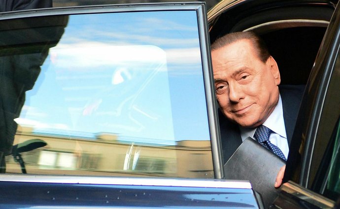 Silvio Berlusconi non si fida delle auto e dei piloti italiani.  Il Primo Ministro italiano ha scelto un’auto molto diversa