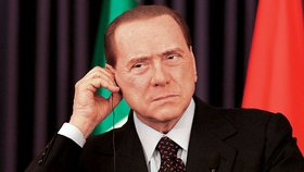 Ano, Silvio, slyšíte dobře!  Měl jste sex ve čtyřech, tvrdí další luxusní prostitutka.