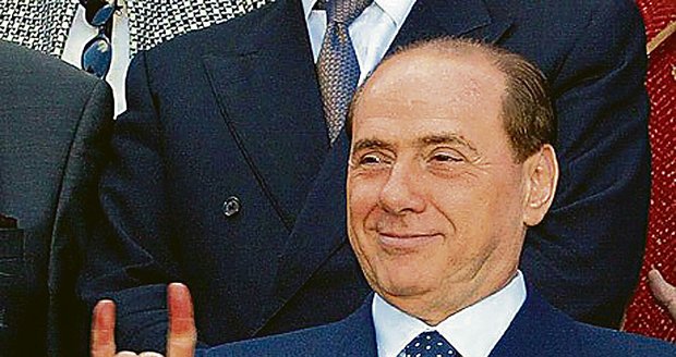 Od Berlusconiho by se mohl Topolánek leccos přiučit – například nové gesto
