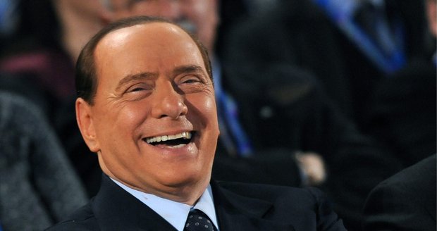Berlusconi zase vyvázl. Král bunga bunga se vyhne vězení i po rozsudku za uplácení 