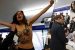 Po Zemanovi a Putinovi i Berlusconi: „Sextremistka“ Femen před ním u voleb vyskočila na stůl.