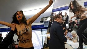 Po Zemanovi a Putinovi i Berlusconi: „Sextremistka“ Femen před ním u voleb vyskočila na stůl.