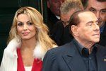 Berlusconi den před italskými volbami agitoval, otec jeho přítelkyně podporuje konkurenci.